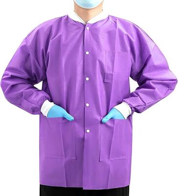 Bom preço Capa descartável de laboratório médico para adultos Casaco de visitante de hospital Vestidos de casaco de algodão de tricô Colar de punho 3 bolsos PP respirável SMS Material de casaco PPE on-line