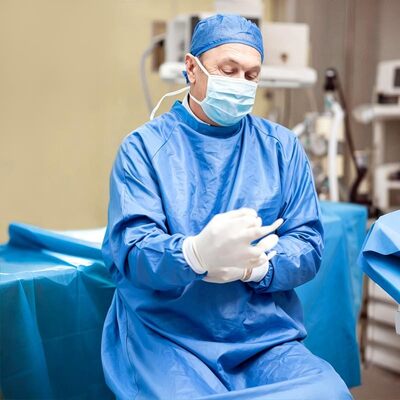 Goede prijs OEM Custom 100% Katoenen Herbruikbare Chirurgische Gown met Alcohol-, Bloed- en Vochtwerende Eigenschappen voor Ziekenhuizen & Klinieken online