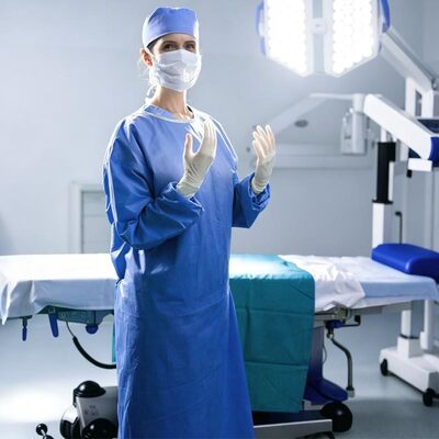 Buon prezzo Abito chirurgico monouso SMS Livello 4 con manette elastiche con cuciture rinforzate e materiale assorbente privo di lingotti in linea