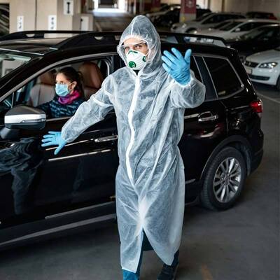 Qualité Blouse d'isolement à capuche translucide de qualité médicale, blanche, avec certification CE pour vente en gros usine