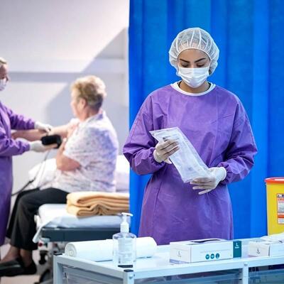 Quality Disposable Surgical Isolation Gown with AAMI Level 1-4 Protection and PP+PE / SMMS Material for Superior Fluid Impermeability factory